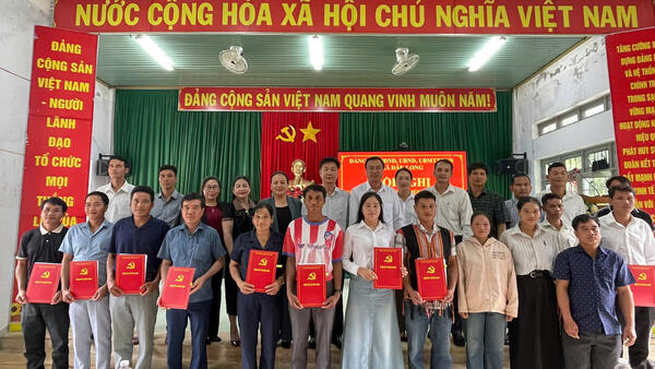XÃ ĐĂK LONG TỔ CHỨC HỘI NGHỊ CÔNG BỐ VÀ TRAO QUYẾT ĐỊNH CHỈ ĐỊNH CHI ỦY, BÍ THƯ, PHÓ BÍ THƯ CHI BỘ VÀ CÁC CHỨC DANH TRƯỞNG THÔN, TRƯỞNG BAN CÔNG TÁC MẶT TRẬN THÔN NHIỆM KỲ 2025 - 2030