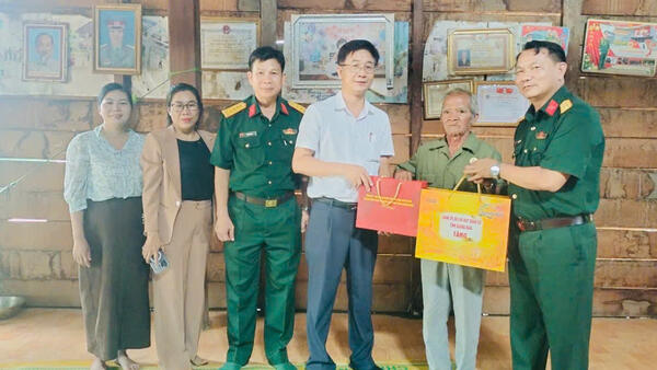 Lãnh đạo Bộ Chỉ huy Quân sự tỉnh và lãnh đạo xã Đăk Long đến thăm, tặng quà cho người có công với cách mạng trên địa bàn xã Đăk Long nhân dịp kỷ niệm 79 năm Ngày Thương binh - Liệt sĩ (27/7/1947 - 27/7/2026)