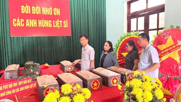 Lãnh đạo xã Đăk Long đến thăm, động viên lực lượng quy tập hài cốt liệt sĩ tại xã Đăk Pék