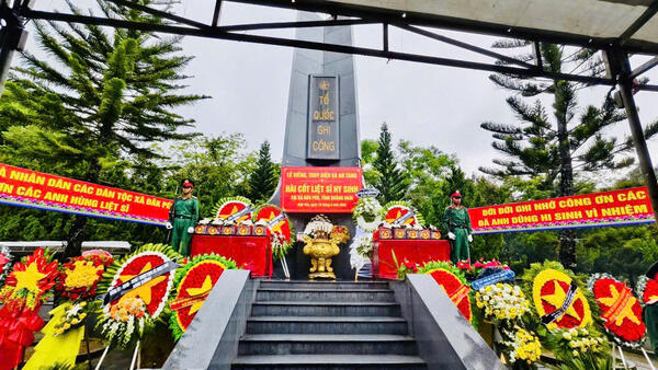 Lãnh đạo xã Đăk Long dự Lễ viếng, truy điệu và an táng hài cốt liệt sĩ tại Nghĩa trang Liệt sĩ xã Đăk Pék