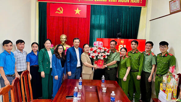 ĐOÀN CÔNG TÁC XÃ ĐĂK LONG THĂM, CHÚC MỪNG CÁN BỘ, CHIẾN SĨ CÔNG AN XÃ NHÂN NGÀY TRUYỀN THỐNG LỰC LƯỢNG CÔNG AN NHÂN DÂN