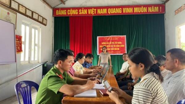 TỔ CÔNG TÁC LƯU ĐỘNG XÃ ĐĂK LONG HỖ TRỢ NGƯỜI DÂN THÔN ĐĂK ÔN THỰC HIỆN THỦ TỤC HÀNH CHÍNH