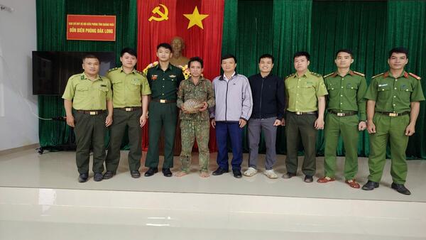 UBND XÃ ĐĂK LONG TIẾP NHẬN, BÀN GIAO CHO CƠ QUAN CHỨC NĂNG THẢ VỀ MÔI TRƯỜNG TỰ NHIÊN CÁ THỂ TÊ TÊ JAVA DO NGƯỜI DÂN TỰ NGUYỆN GIAO NỘP