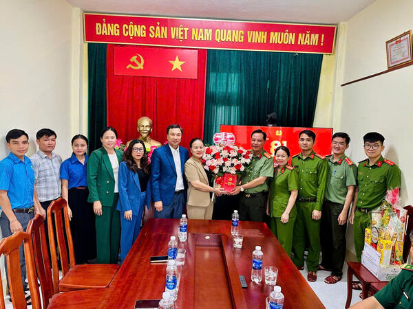 ĐOÀN CÔNG TÁC XÃ ĐĂK LONG THĂM, CHÚC MỪNG CÁN BỘ, CHIẾN SĨ CÔNG AN XÃ NHÂN NGÀY TRUYỀN THỐNG LỰC LƯỢNG CÔNG AN NHÂN DÂN