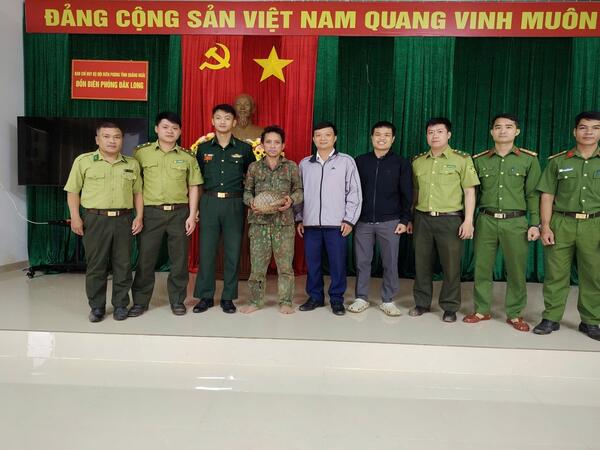 UBND XÃ ĐĂK LONG TIẾP NHẬN, BÀN GIAO CHO CƠ QUAN CHỨC NĂNG THẢ VỀ MÔI TRƯỜNG TỰ NHIÊN CÁ THỂ TÊ TÊ JAVA DO NGƯỜI DÂN TỰ NGUYỆN GIAO NỘP